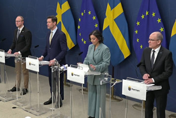 De medverkande avbilda snett uppifrån vid var sin talarstol.