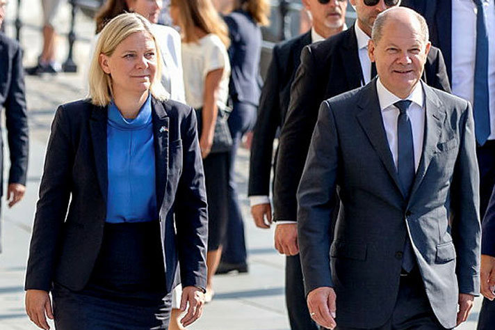 Magdalena Andersson och Olaf Schulz promenerar