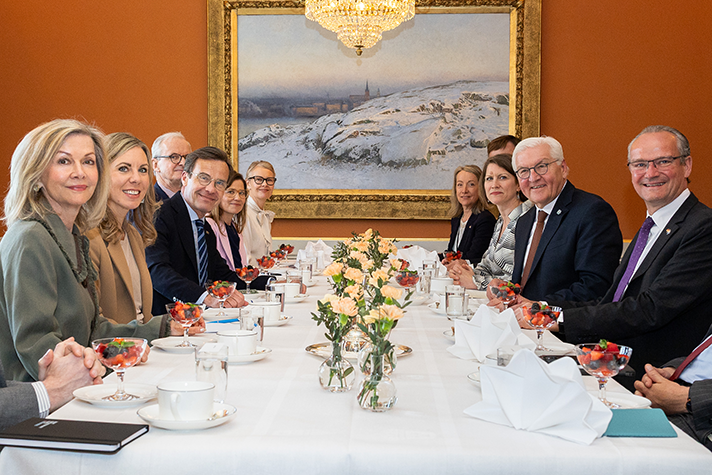Flera personer sitter runt ett bord, bland dem Jessica Rosencrantz, Ulf Kristersson och Frank-Walter Steinmeier.