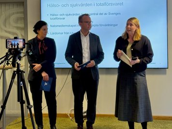 Taha Alexandersson, beredskapschef på Socialstyrelsen, sjukvårdsminister Elisabet Lann och Socialstyrelsens generaldirektör Björn Eriksson på pressträff.