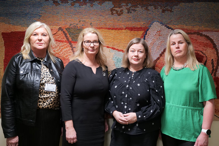 Skolministern med representanter.