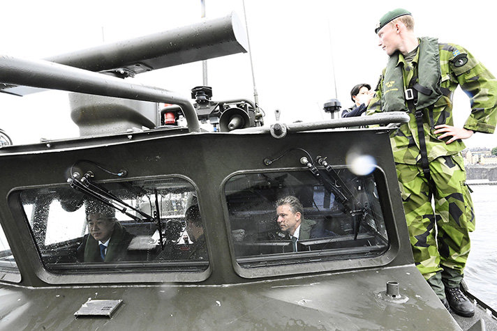 Ministrarna inuti stridsbåten.