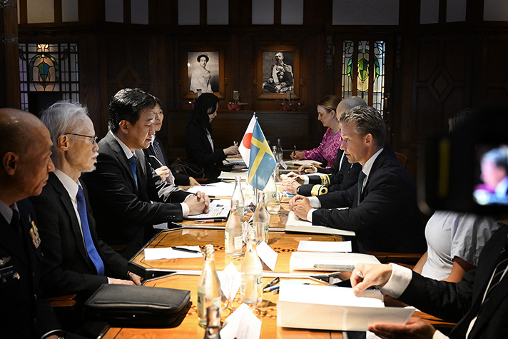 Ministrarna vid ett mötesbord.