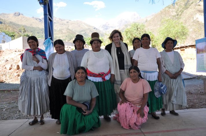 Biståndsminister Isabella Lövin vid berget Illimani, Bolivia.