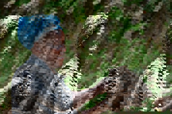 Kvinna håller i klump med lera.