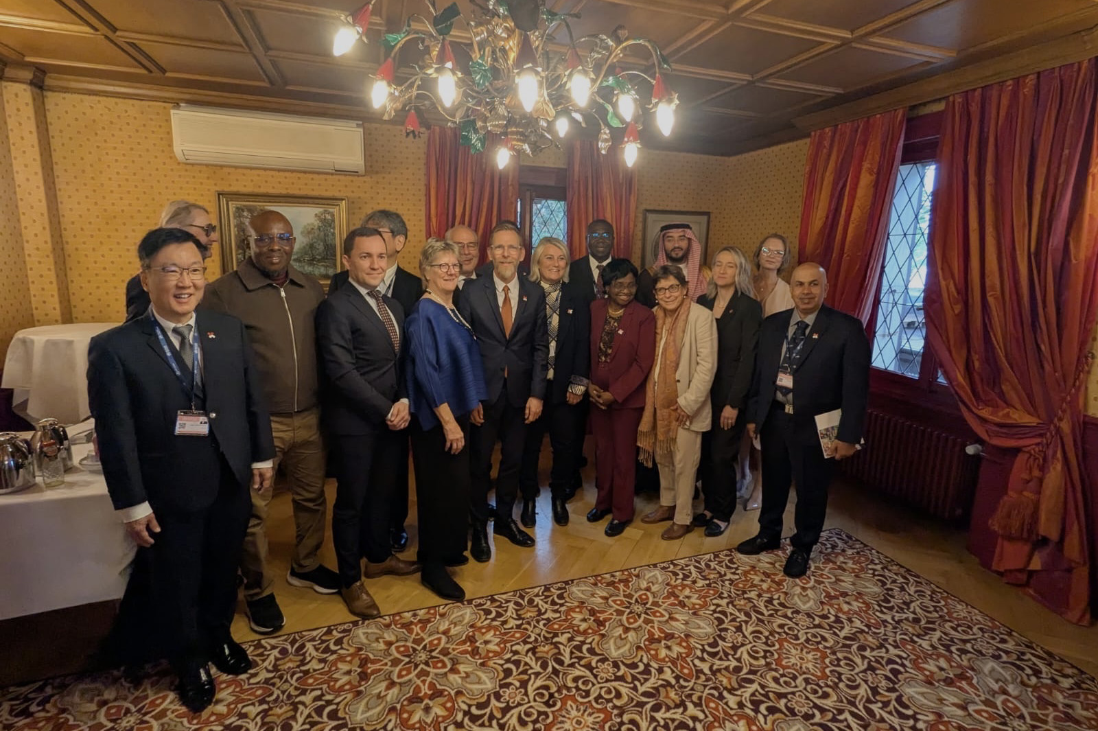 Gruppfoto av deltagarna vid ministerfrukosten om AMR under Världshälsoförsamlingen,