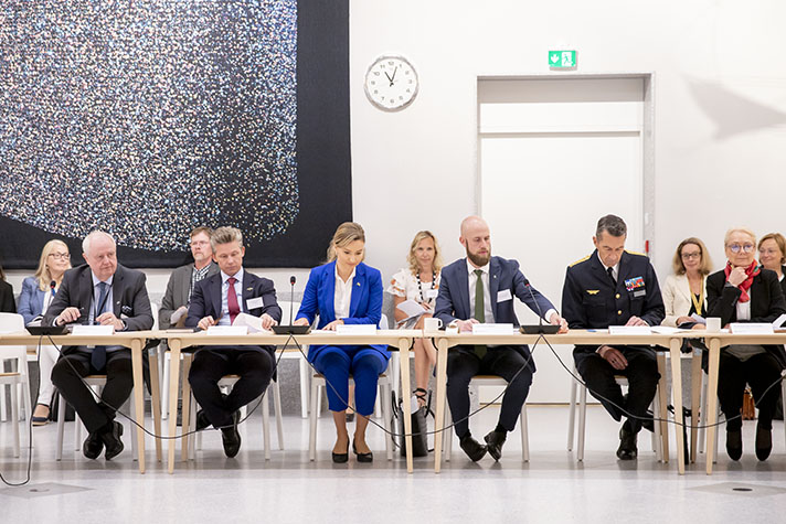 Fr.v. statssekreterare Dan Ericsson, försvarsminister Pål Jonson, energi- och näringsminister samt vice statsminister Ebba Busch, minister för civilt försvar Carl-Oskar Bohlin, överbefälhavare Micael Bydén och Charlotte Petri Gornitzka, generaldirektör för Myndigheten för samhällsskydd och beredskap (MSB) sitter sida vid sida under mötets inledande  