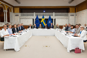 Statsminister Ulf Kristersson, justitieminister Gunnar Strömmer, socialminister Jakob Forssmed, socialtjänstminister Camilla Waltersson Grönvall och jämställdhetsminister Nina Larsson sitter runt ett bord under mötet i Rådet för kvinnofrid.