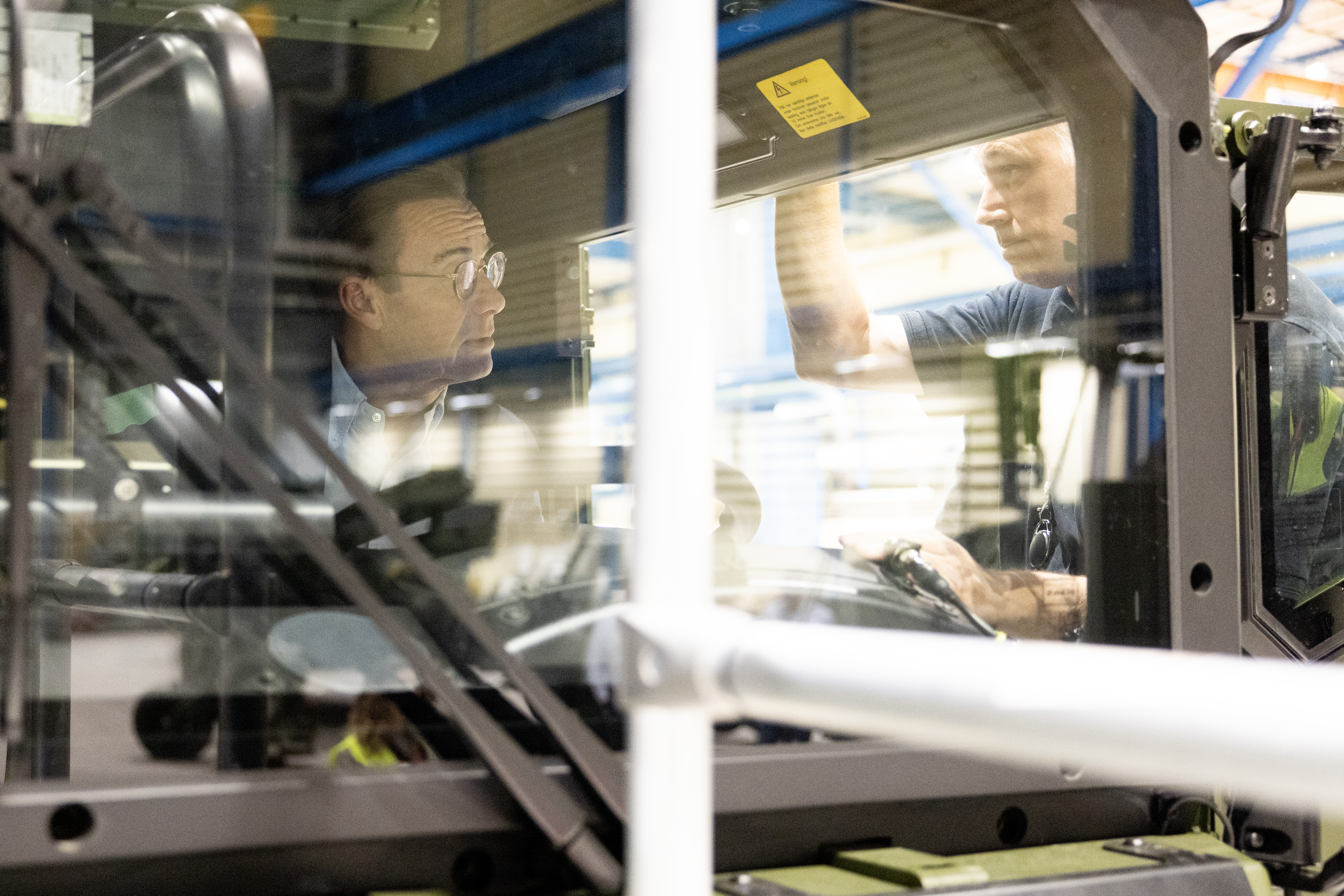 Statsminister Ulf Kristersson besökte försvarsföretaget BAE Systems Bofors i Karlskoga. 
