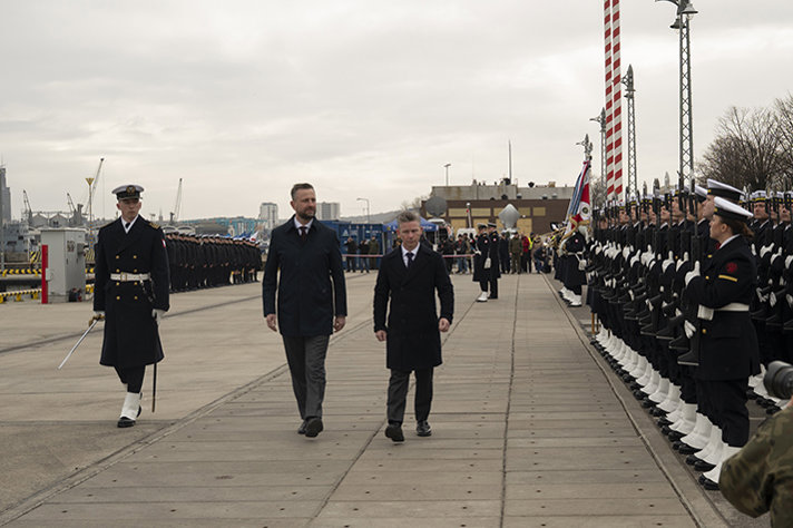 Pål Jonson och Władysław Kosiniak-Kamysz inspekterar trupp på kajen i Gdynia.