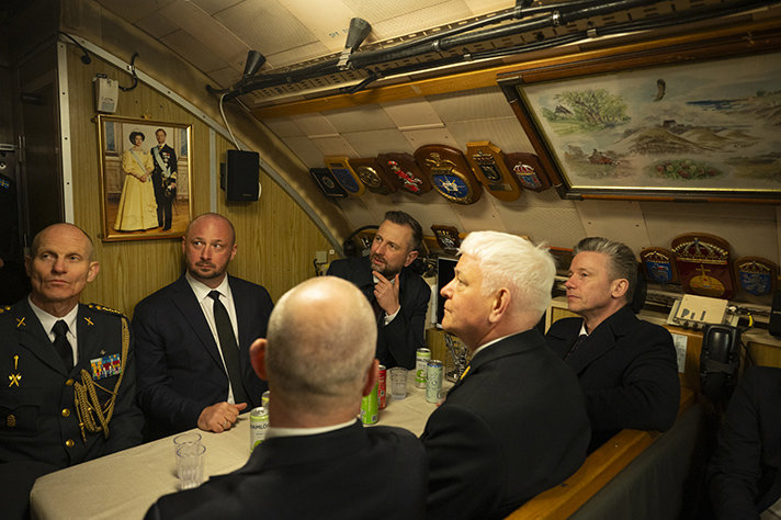 Pål Jonson och Władysław Kosiniak-Kamysz sitter vid ett bord i mässen ombord ubåten HMS Uppland tillsammans med andra ur delegationerna.