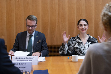 Foto på Andreas Carlson, Infrastruktur- och bostadsminister, och Romina Pourmokhtari, klimat- och miljöminister.
