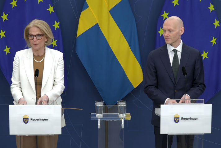 De medverkande står bakom var sin talarstol.