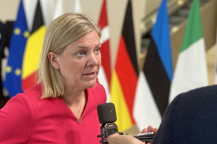 Finansminister Magdalena Andersson intervjuas av media inför Ekofinrådet i juni 2021