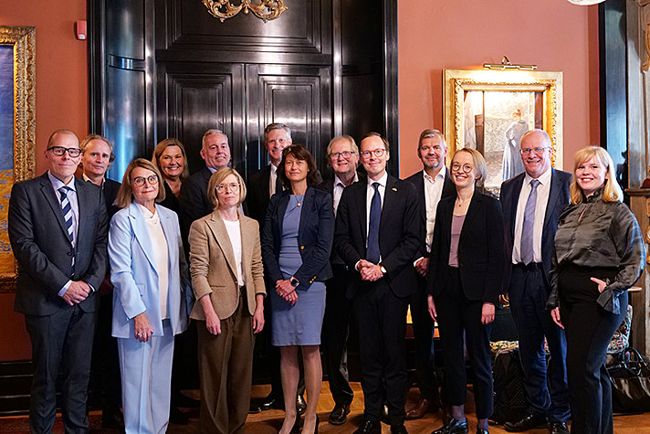 Utbildningsminister Mats Persson tillsammans med ledamöterna i Forskningsberedningen på Villa Bonnier i Stockholm.