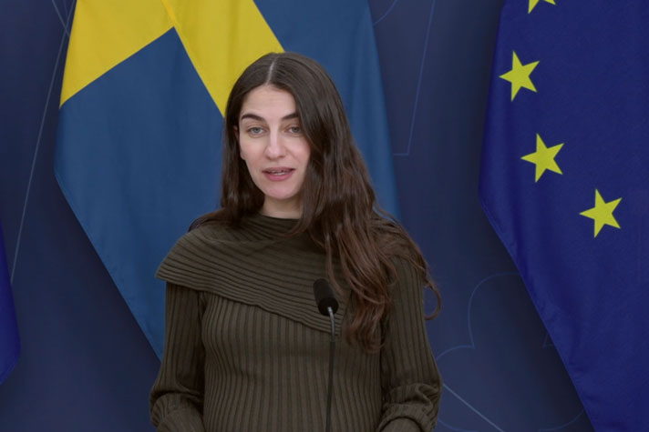 Klimat- och miljöminister Romina Pourmokhtari avbildad i halvfigur i en talarstol