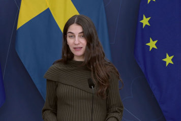 Klimat- och miljöminister Romina Pourmokhtari avbildad i halvfigur i en talarstol