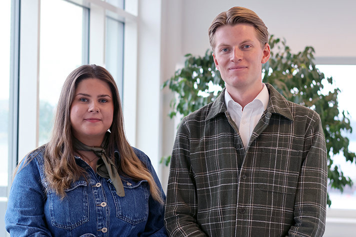 En kvinna och en man står framför ett fönster.