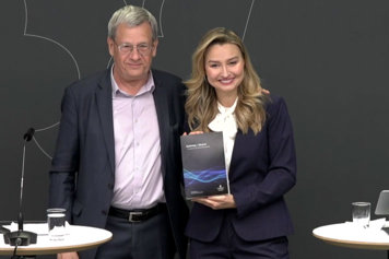 Den särskilda utredaren Bo Diczfalusy och energi- och näringsminister Ebba Busch visar upp betänkandet.