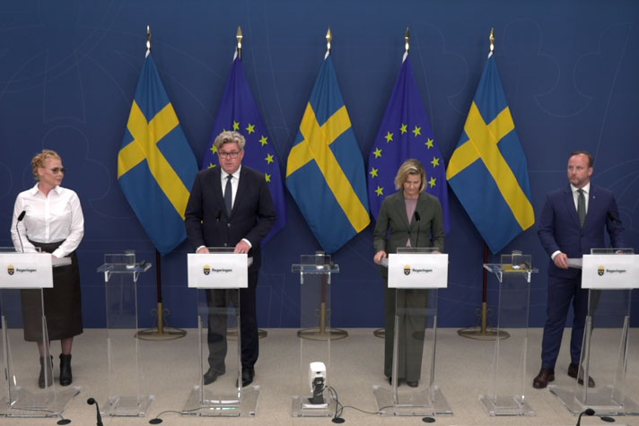De medverkande står vid var sin talarpulpet