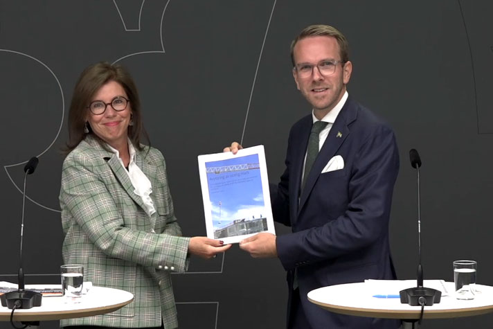 Infrastruktur- och bostadsministern tar emot betänkandet. frå rapport om avyttring av statlig mark för bostadsbyggande.