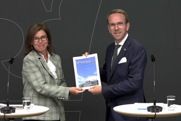 Infrastruktur- och bostadsministern tar emot betänkandet. frå rapport om avyttring av statlig mark för bostadsbyggande.