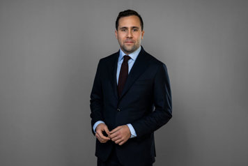 Porträtt i halvfigur av bistånds- och utrikeshandelsminister Benjamin Dousa.