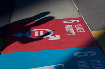 Skylt med symbolen för hållbar utvecklingsmålet för jämställdhet.