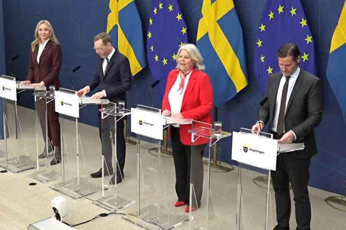 De fyra medverkande står bakom var sin talarstol.