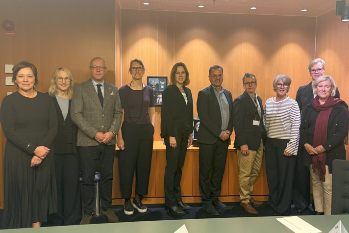 Personerna som medverkade i runda bordssamtalet står uppställda för gruppfoto.