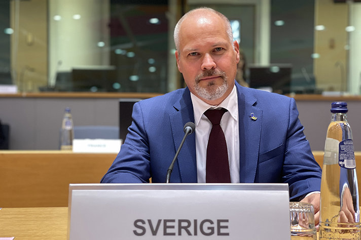 Justitie- och migrationsminister Morgan Johansson sitter i mötessalen.