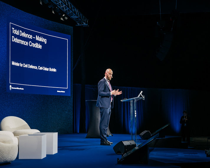 Carl-Oskar Bohlin står på en scen.