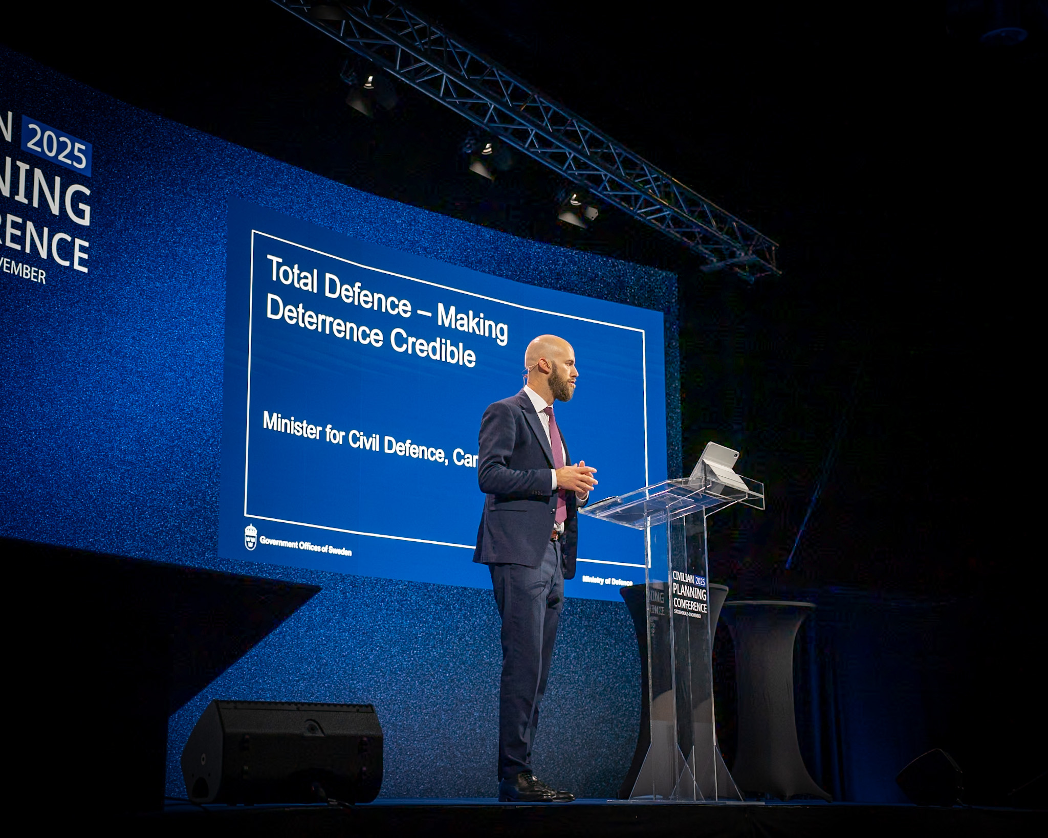 Carl-Oskar Bohlin står på en scen inomhus.