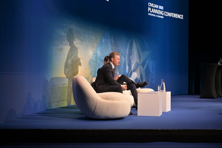 Pål Jonson sitter i en soffa inomhus.