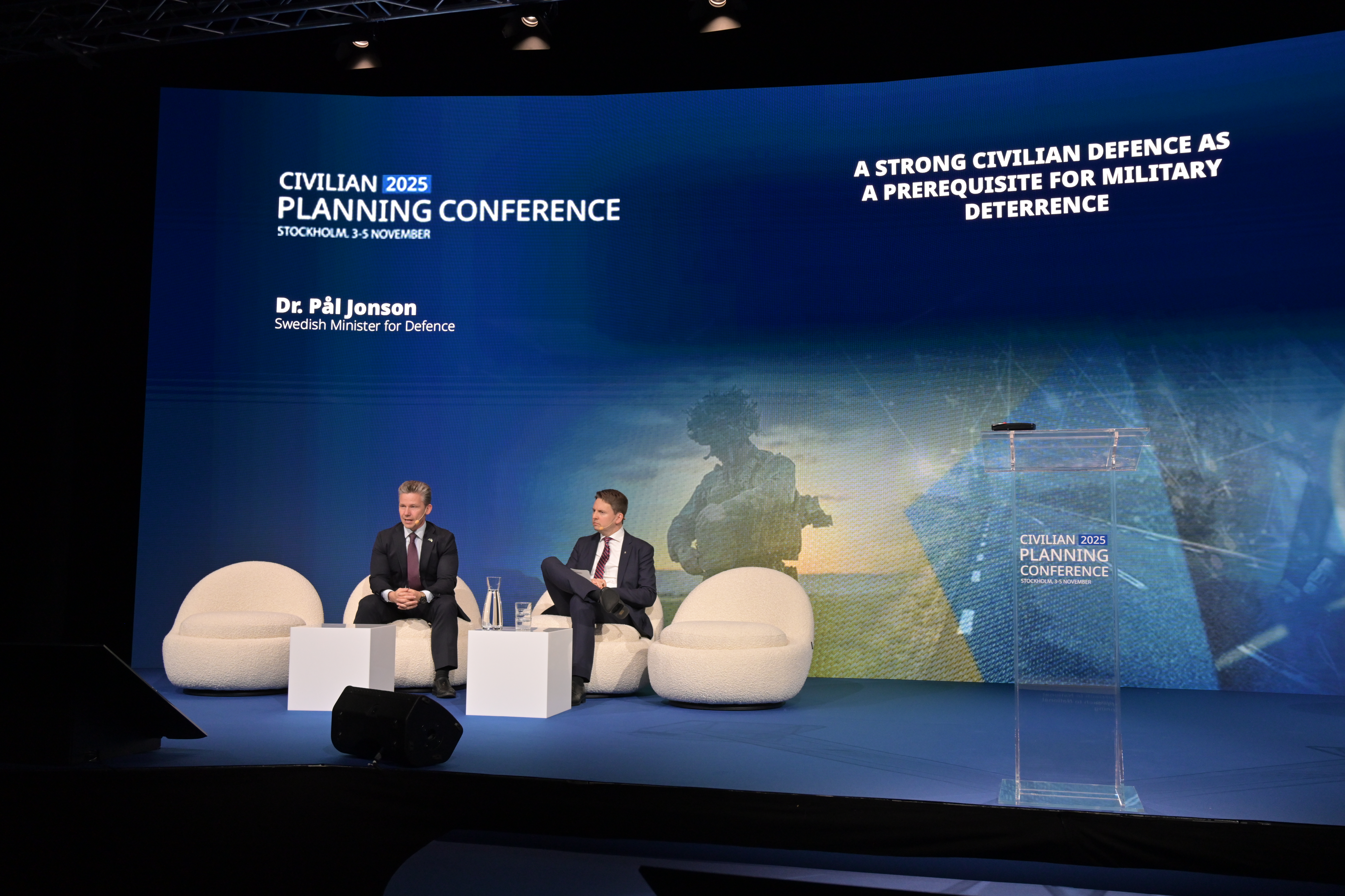 Pål Jonson till vänster i bild sitter i en soffa bredvid Johan Berggren till höger i bild.