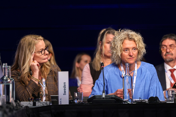 Skolministern och professor Linda Fälth sitter vid ett konferensbord.