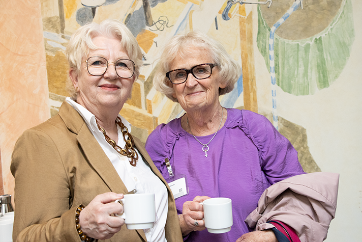 Två personer står bredvid varandra och tittar framåt.