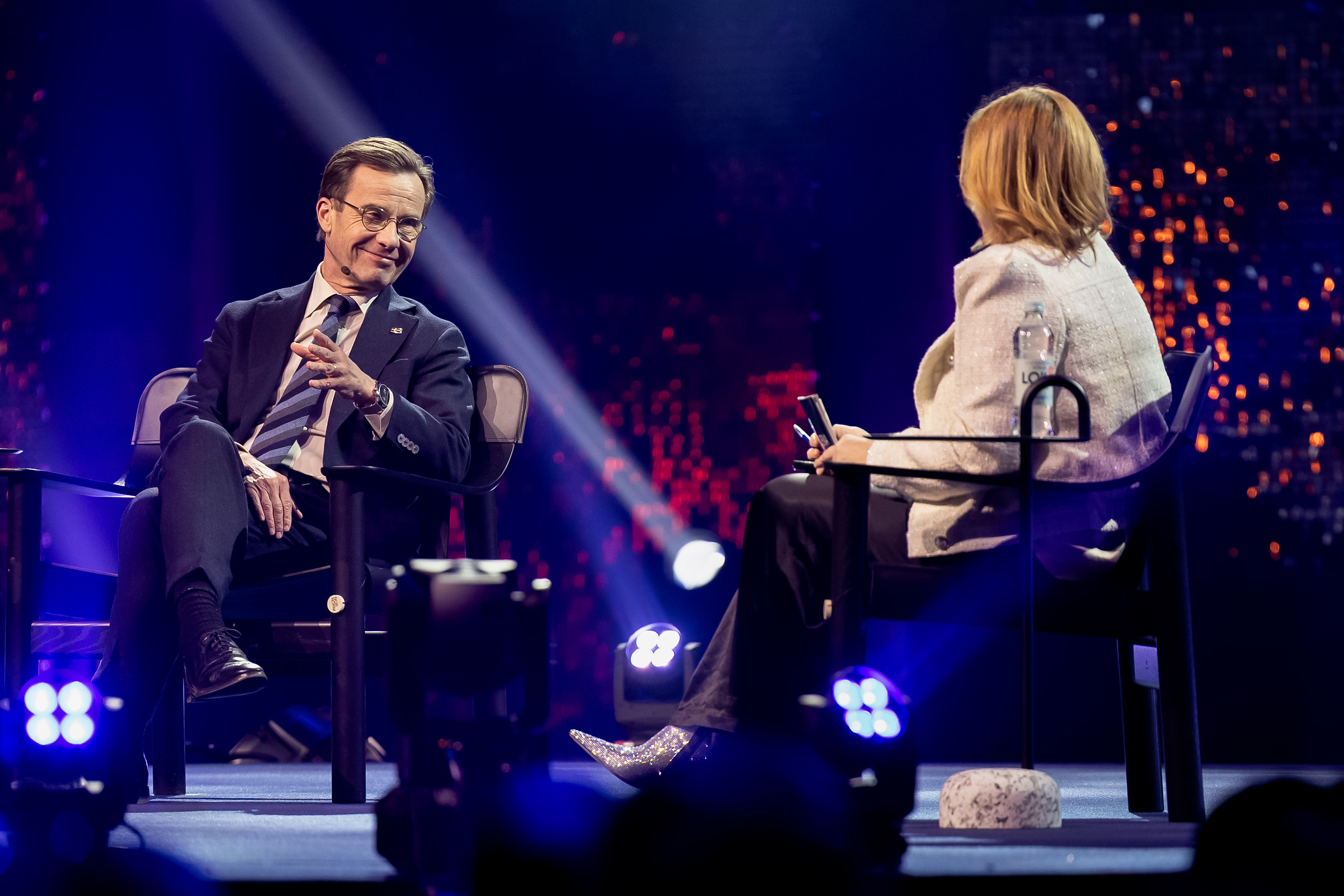 Statsminister Ulf Kristersson i ett scensamtal på Techarena med moderatorn Linda Nyberg.