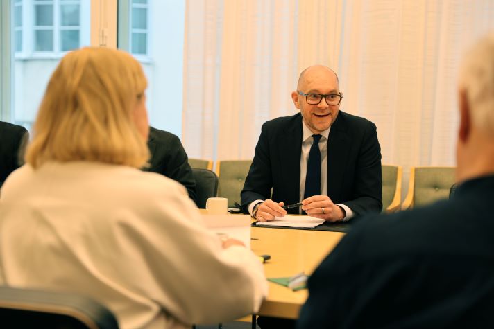 Arbetsmarknadsminister Johan Britz under mötet med Arbetsmarknadspolitiska rådet