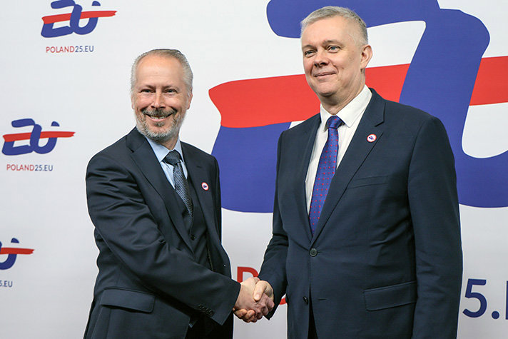 Anders Hall Polens inrikesminister Tomasz Siemoniak skakar hand.