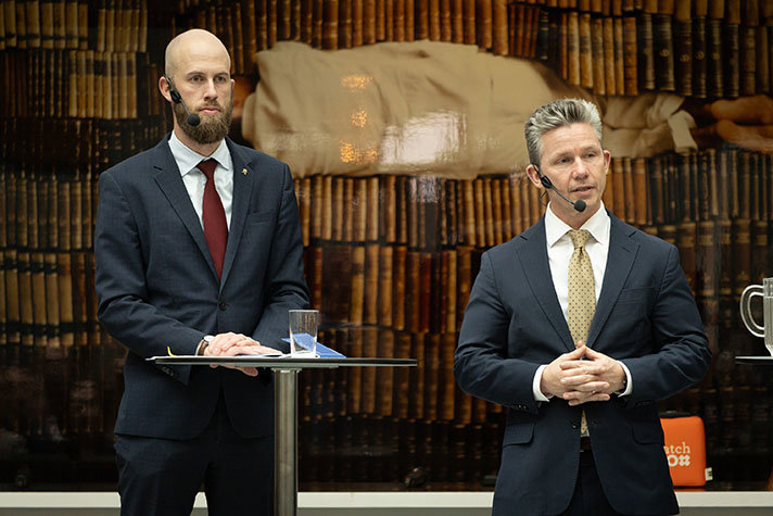 Bohlin och Jonson talar inför en publik.