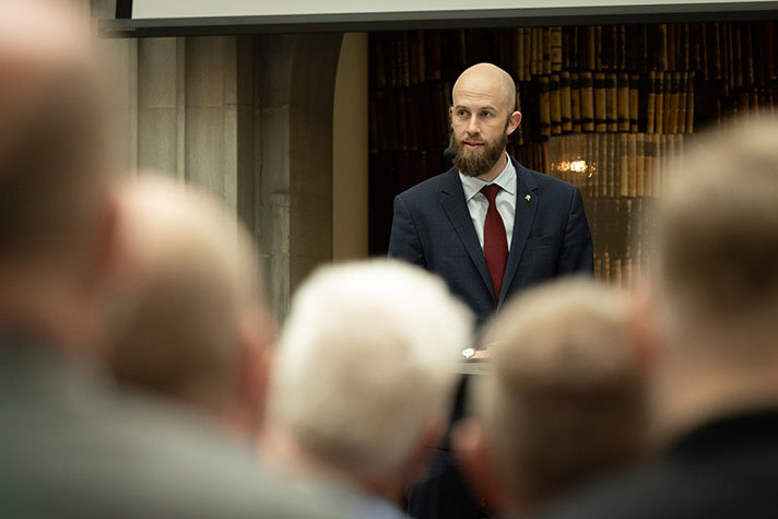 Bohlin talar inför publik.