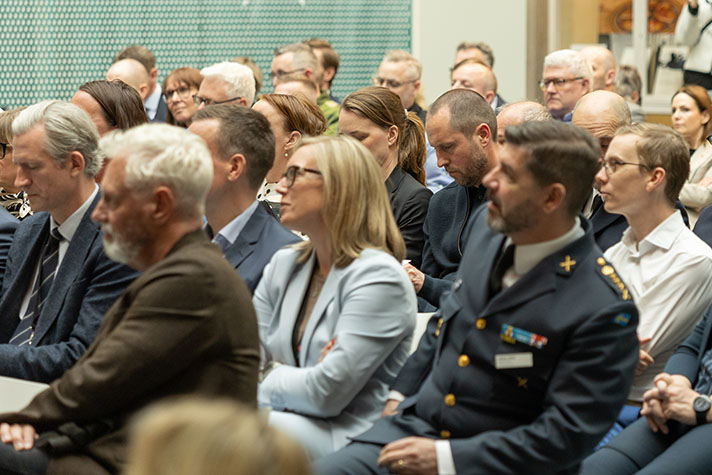 En publik som sitter och lyssnar.