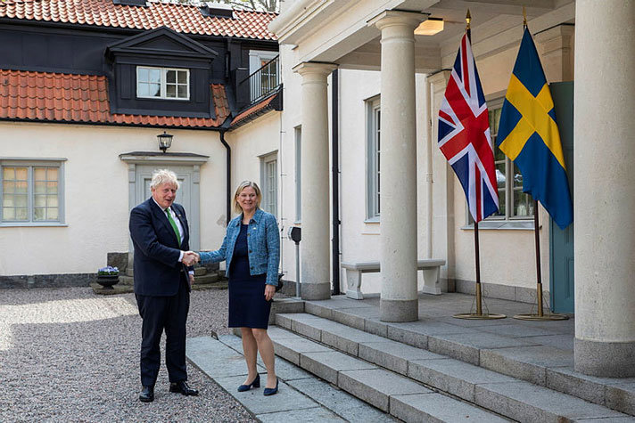 Magdalena Andersson och Boris Johnson skakar hand utanför entren i Harpsund