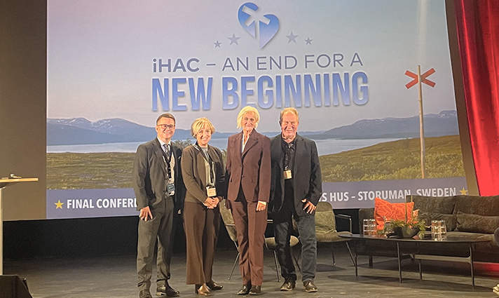 Fyra personer står på en scen.