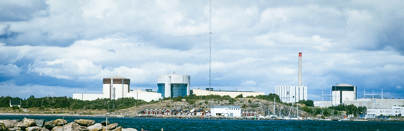 Bilden föreställer en kärnkraftsanläggning i ett kustnära område.
