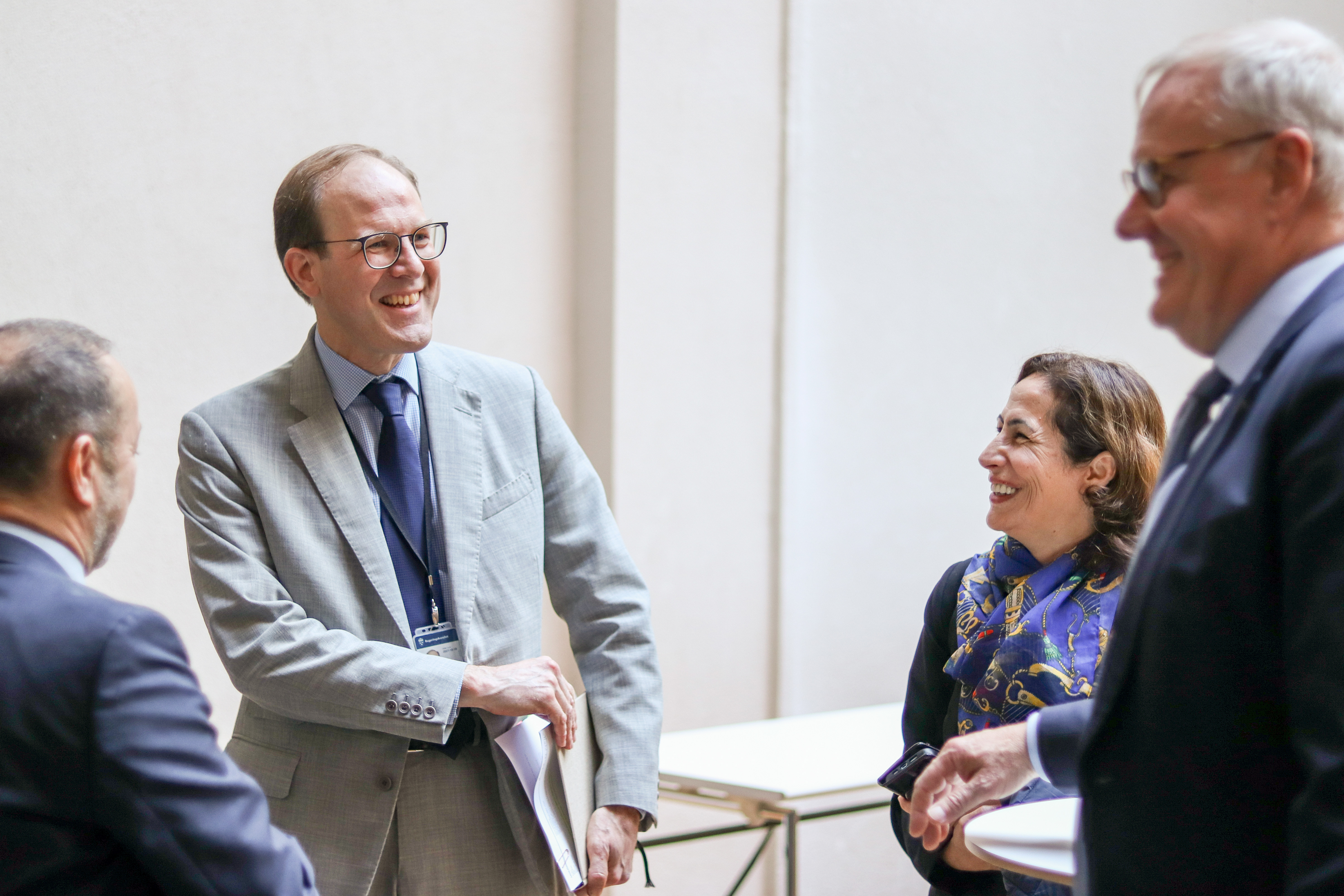 Martin Andreasson statssekreterare till jämställdhets- och biträdande arbetsmarknadsminister Paulina Brandberg, i samtal med företrädare för myndigheter och arbetsmarknadens parter. 