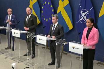 De medverkande står bakom var sin talarstol.