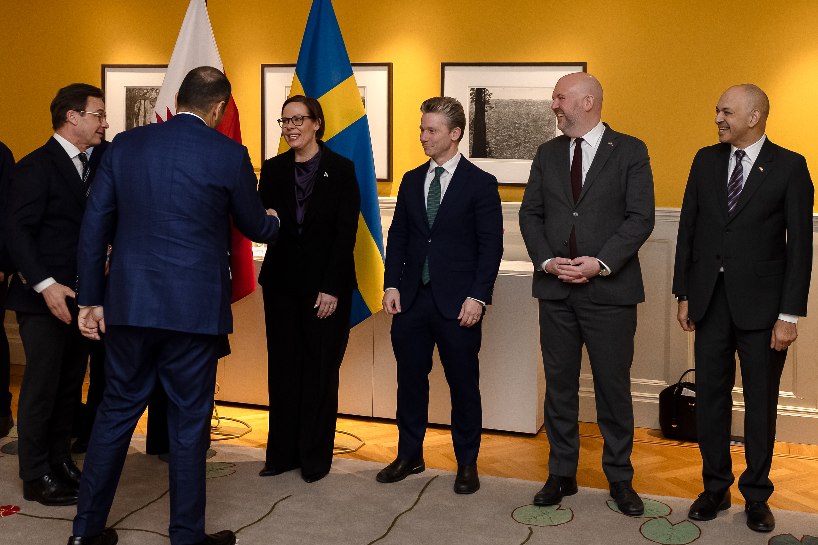 Statsminister Ulf Kristersson, utrikesminister Maria Malmer Stenergard och försvarsminister Pål Jonson samt Qatars premiärminister tillika utrikesminister Sheikh Mohammed Al-Thani.