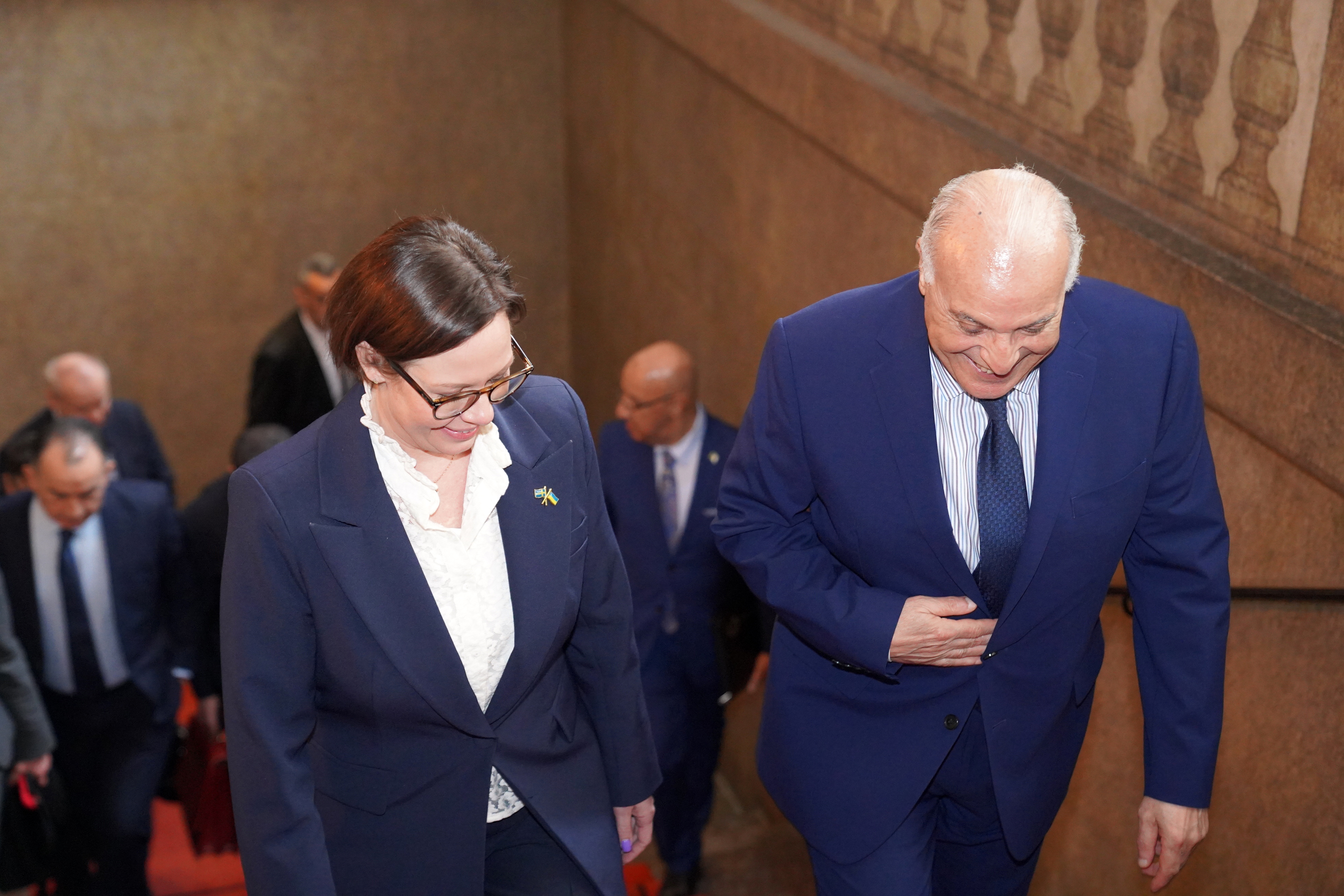 Utrikesminister Maria Malmer Stenergard och Algeriets utrikesminister Ahmed Attaf går uppför en trappa och samtalar. 